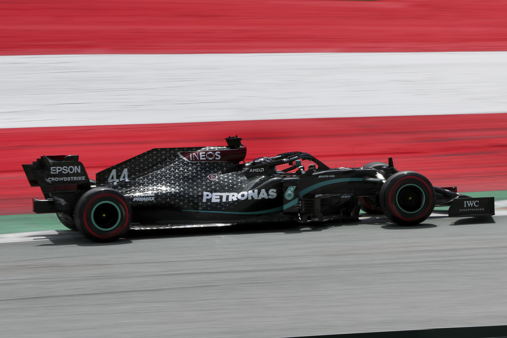 F1: Váratlan fordulat, hátrasorolták Lewis Hamiltont!