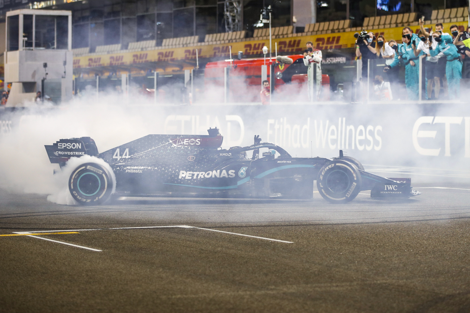 F1: Hosszas huzavona után, de Hamilton hosszabbított a Mercedesszel