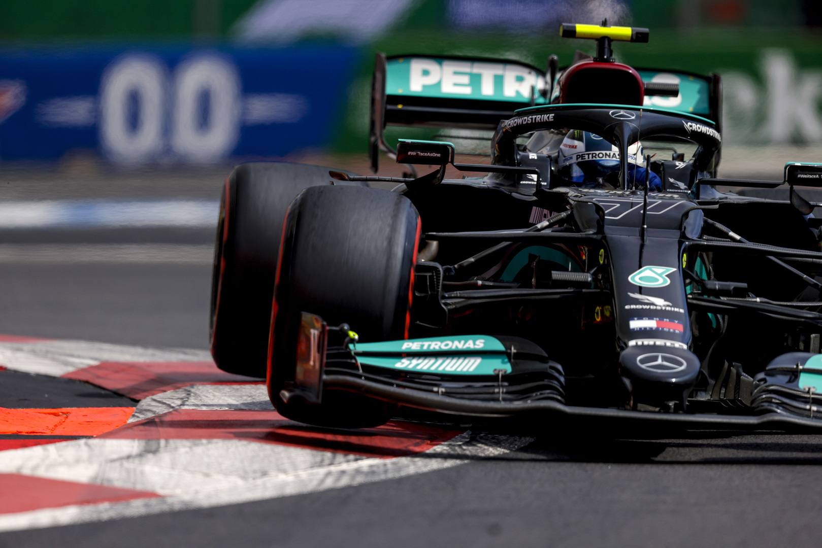 F1: Óriási fordulattal a Mercedesé az első sor Mexikóban