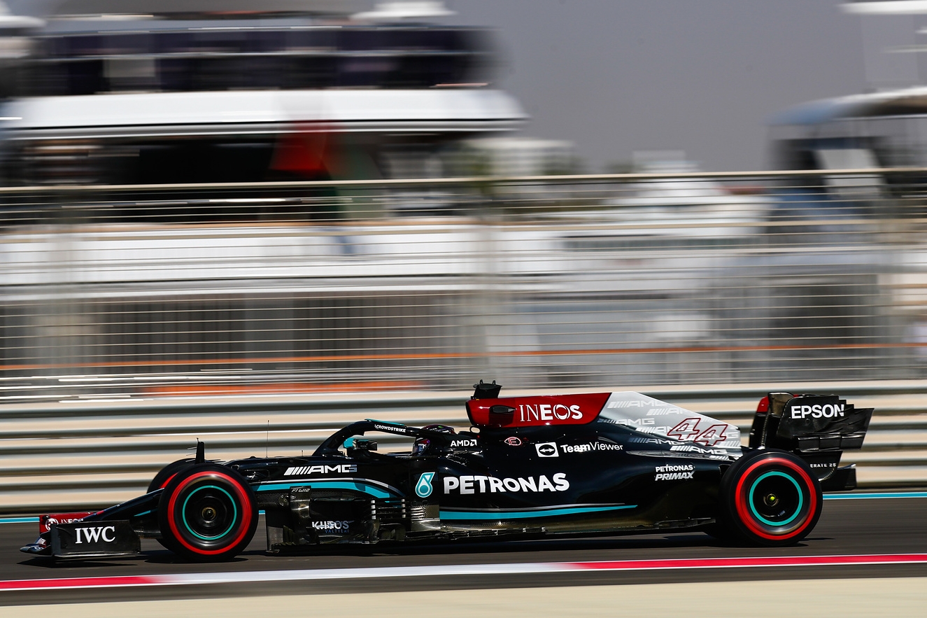 F1: Verstappen és Hamilton vitték a pénteki edzéseket Abu-Dzabiban