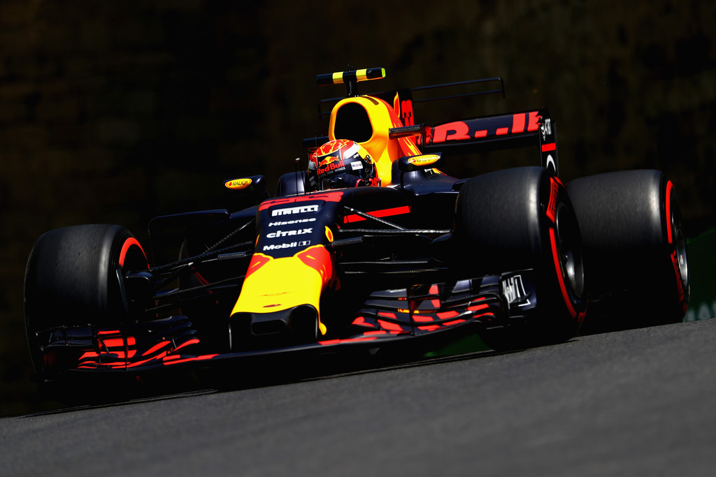 F1 - VERSTAPPEN NYERT ÉS ÖSSZETÖRTE A RED BULL-T A BAKUI FP2-N