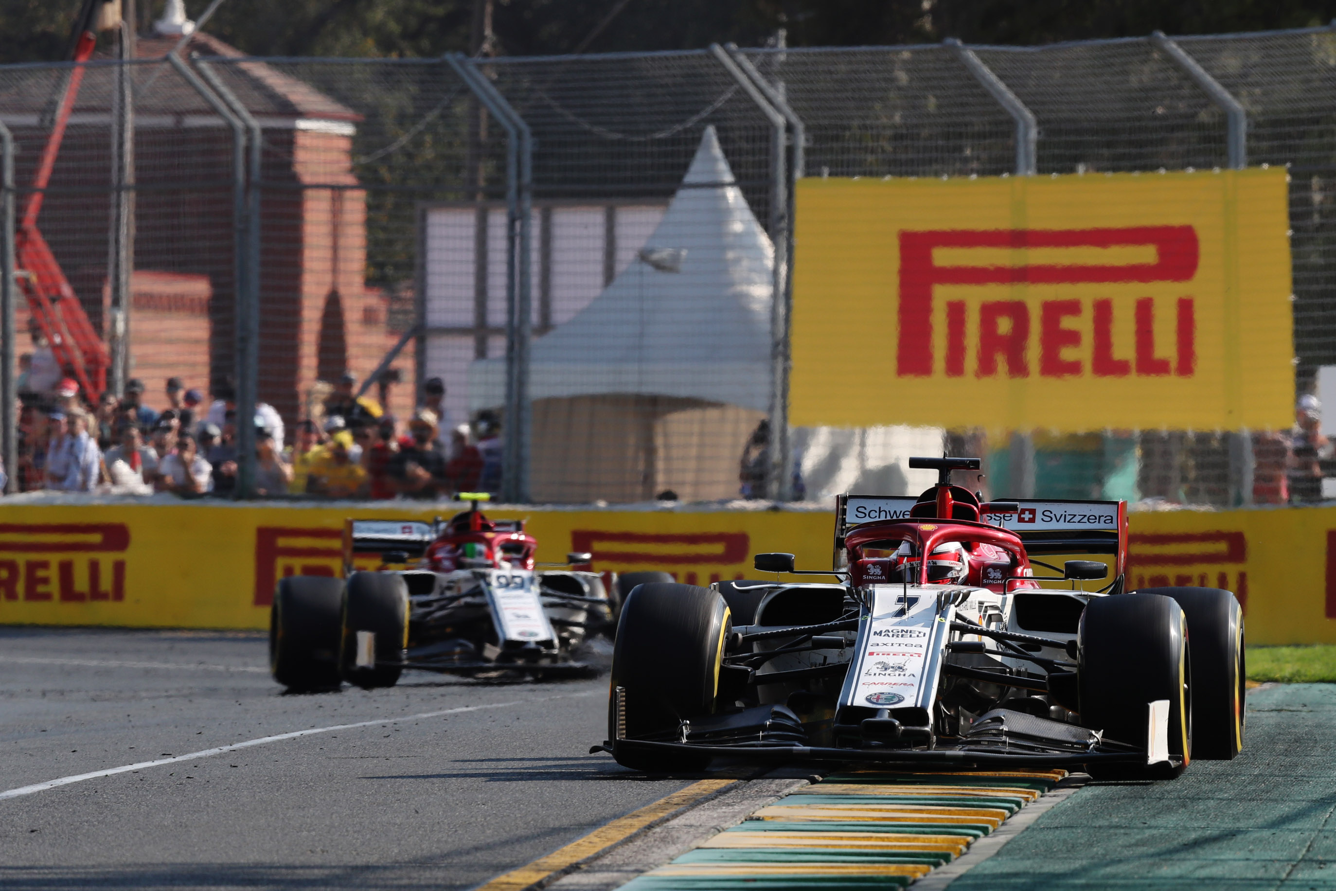 F1 - VÁSOTT SISAKROSTÉLY-FÓLIA HÁTRÁLTATTA RÄIKKÖNENT