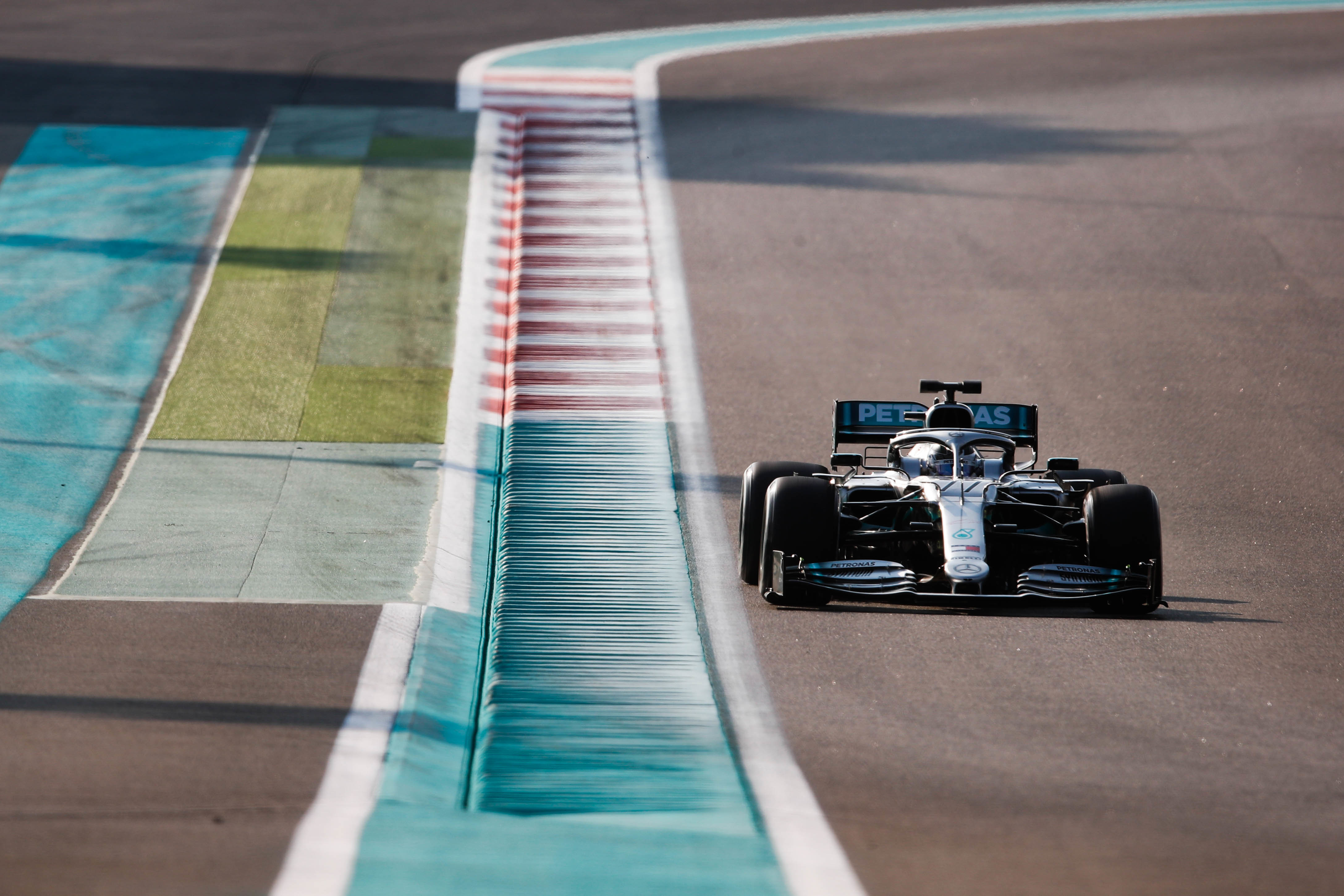 F1: Bottasé az első tesztnap Abu-Dzabiban, Ocon visszatért
