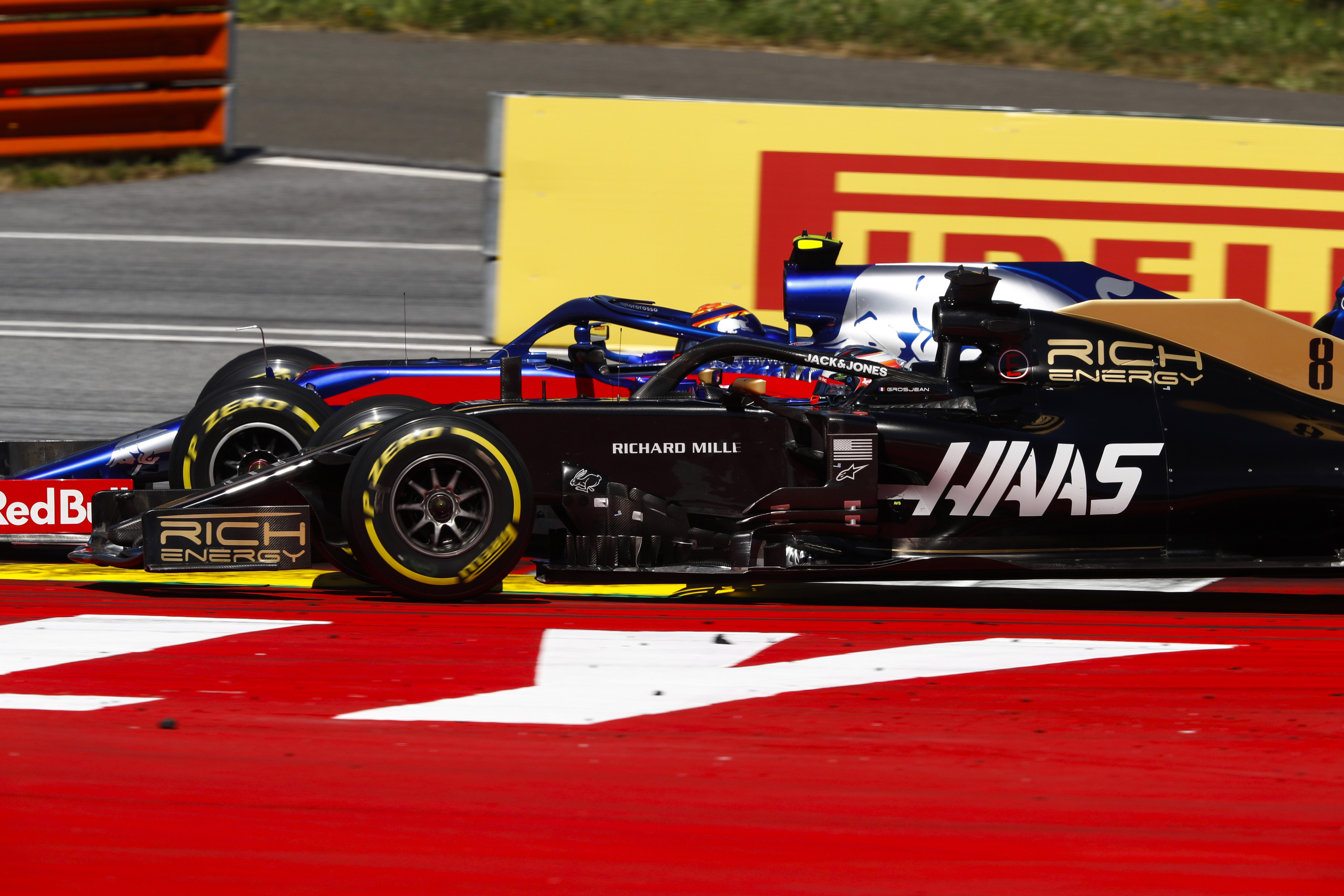 Újra az F1 körül ólálkodik a Haas volt botrányszponzora