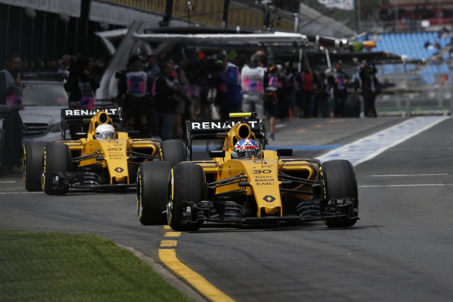 F1 - ÚJ ELSŐ SZÁRNYAT VET BE A RENAULT BAHREINBEN