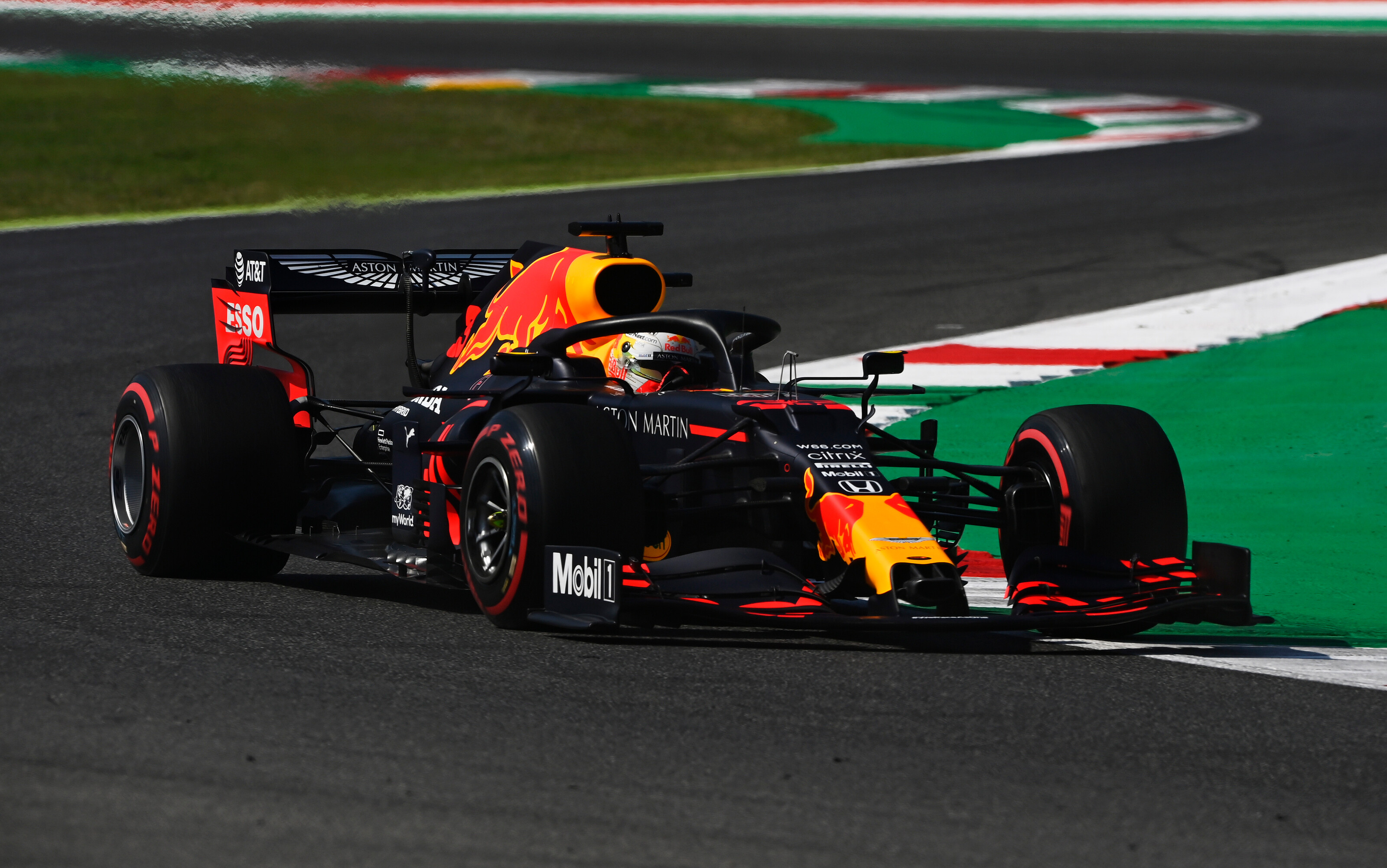 F1: Verstappen a piros zászlókkal tűzdelt második edzésen is tartotta a lépést a Mercedesekkel