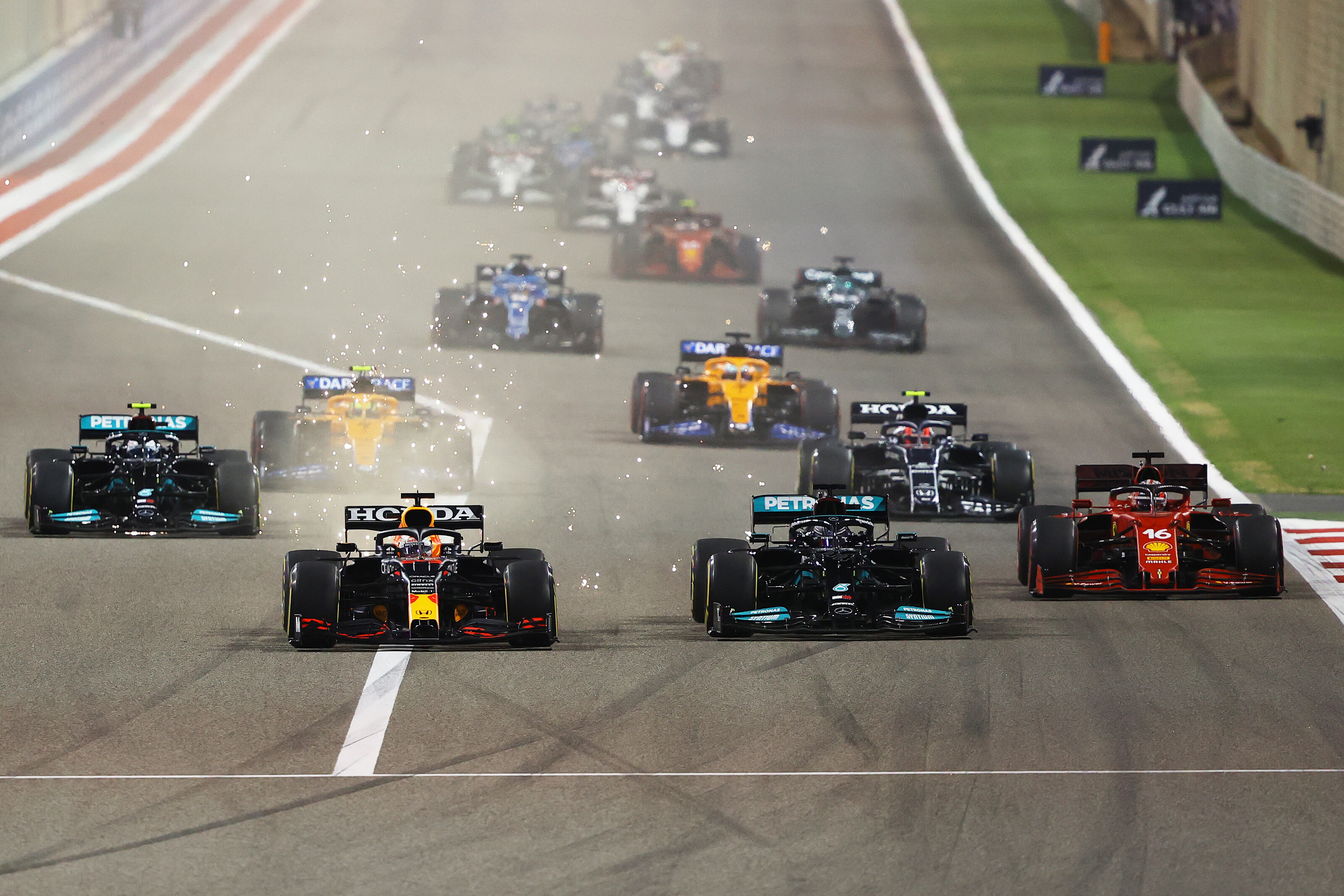 F1: Hamilton 29-szer hagyta el a pályát, Verstappen csak egyszer, mégis utóbbi volt szabálytalan