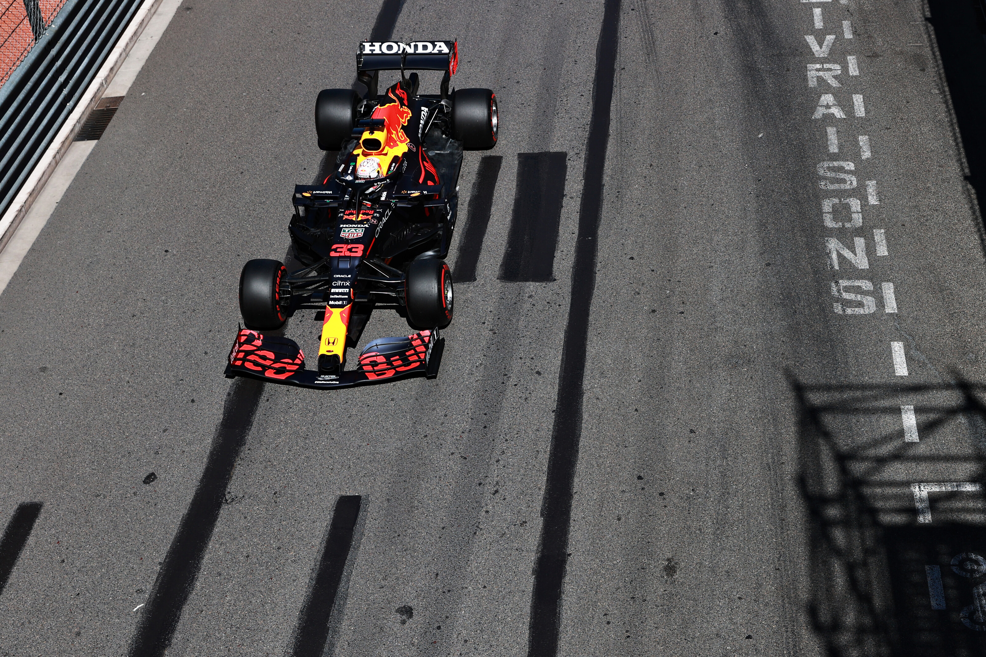 F1: Verstappen az élen Monacóban, Latifi és Schumacher is nagyot esett