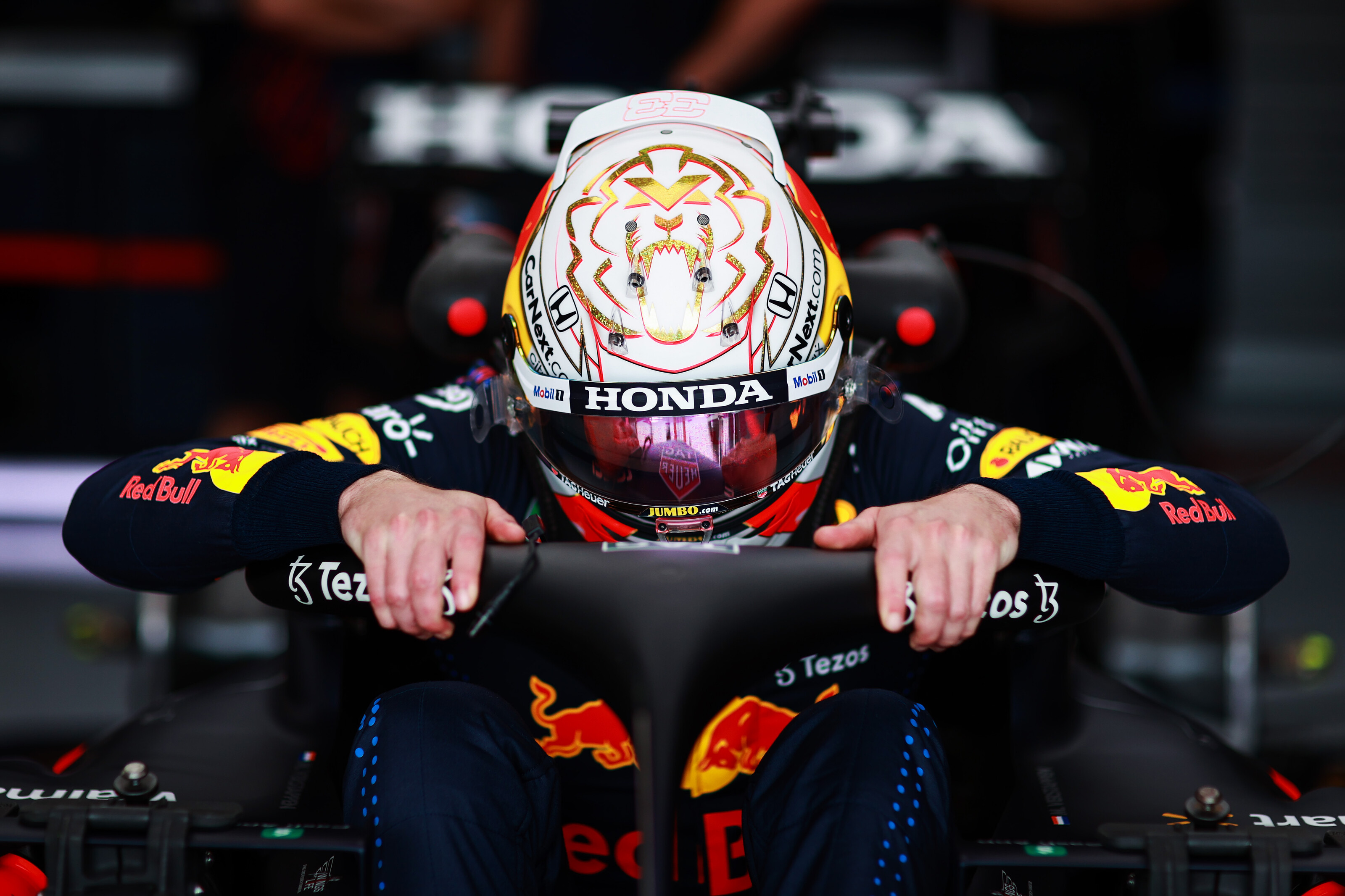 F1: Kenterbe veri Verstappen a mezőnyt az időmérő előtt