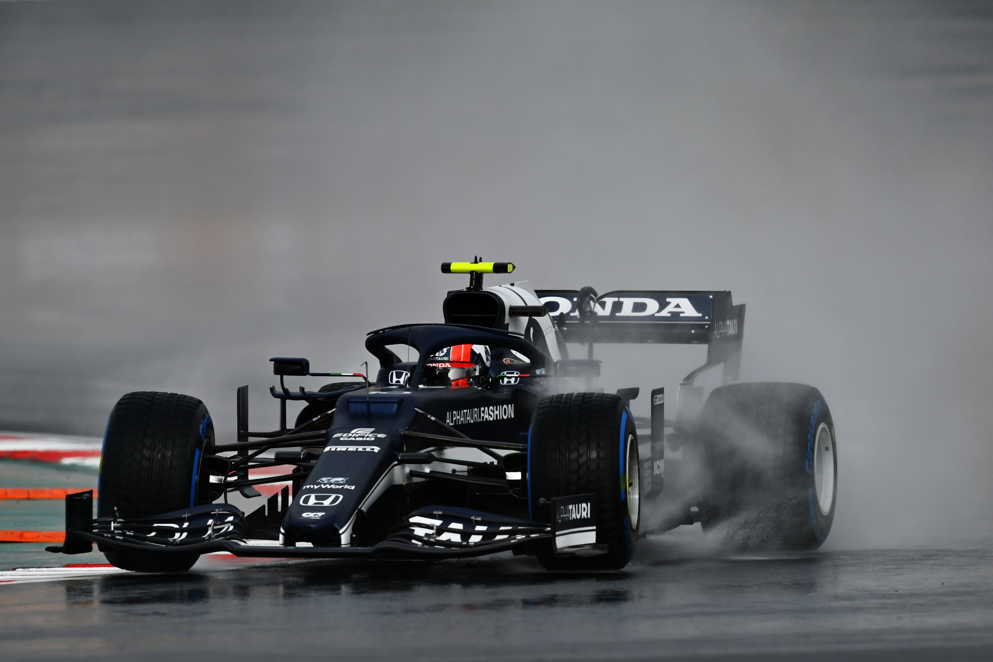 F1: Gasly ugrott az élre vizes pályán