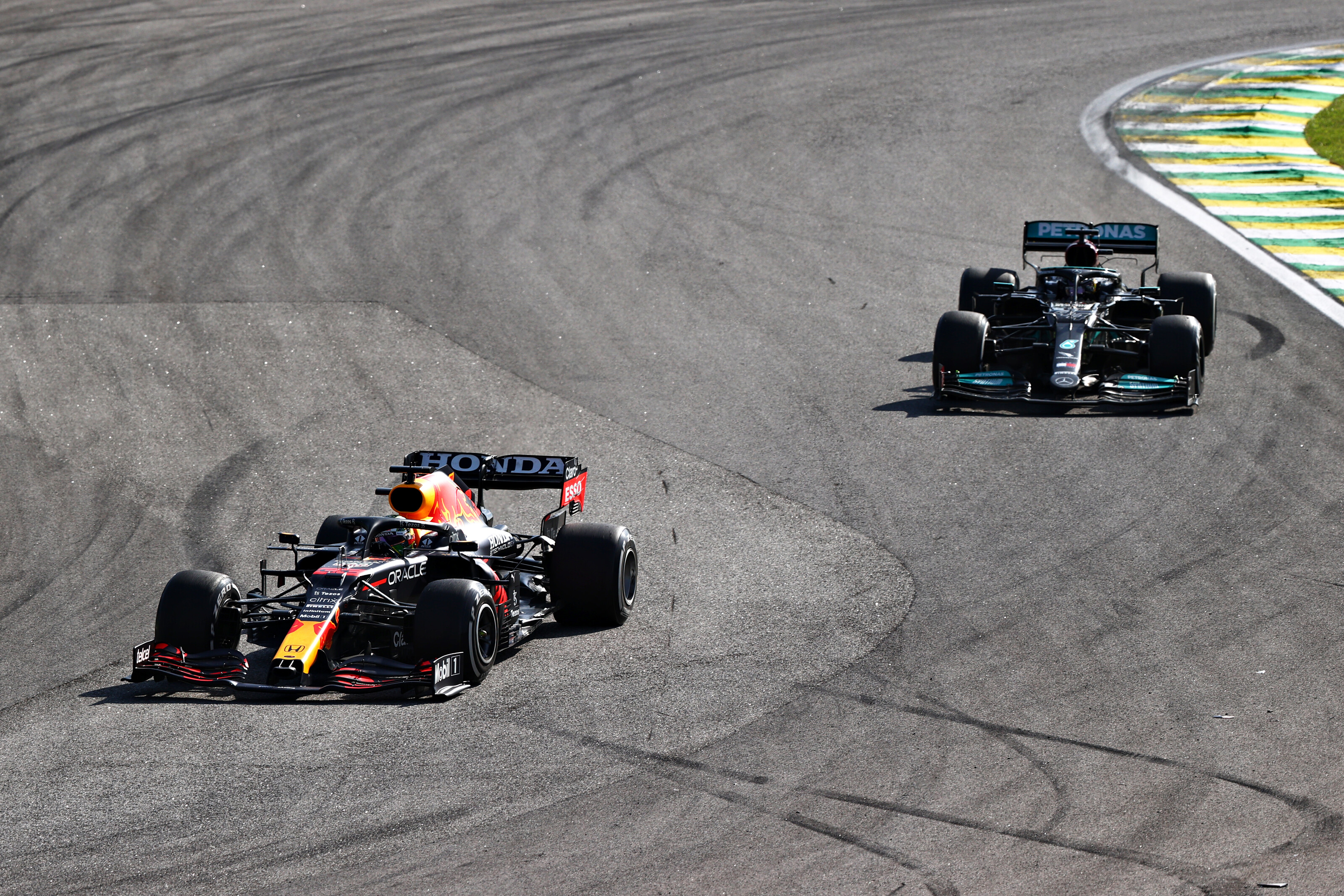 F1: Döntöttek a felügyelők Verstappen és Hamilton ügyében