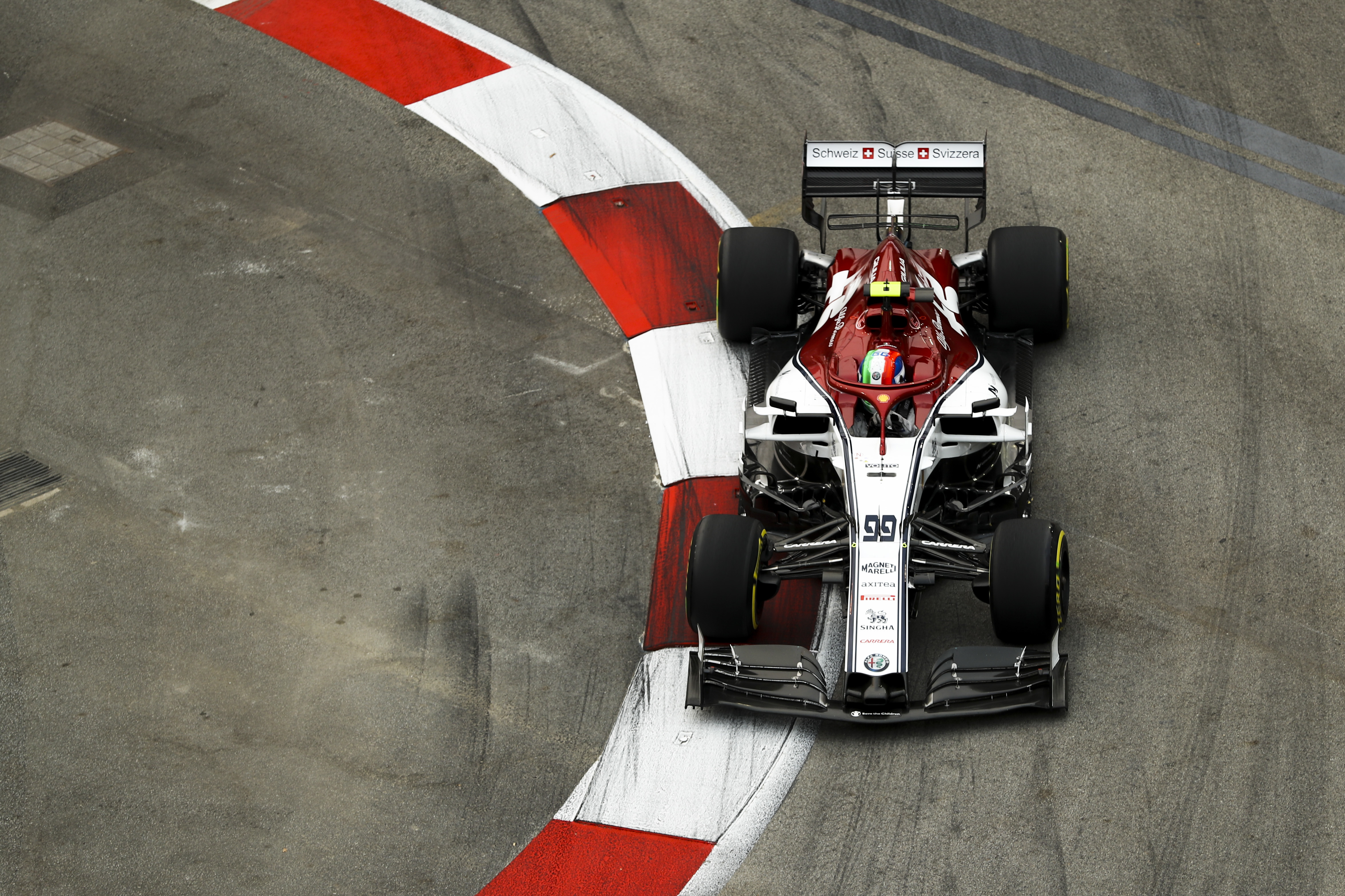 F1: Furcsa büntetést kapott az Alfa Romeo újonca