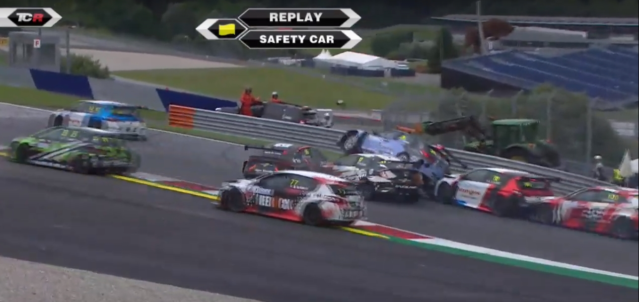 tcr_eu_2019_red_bull_ring_r1_crash.jpg