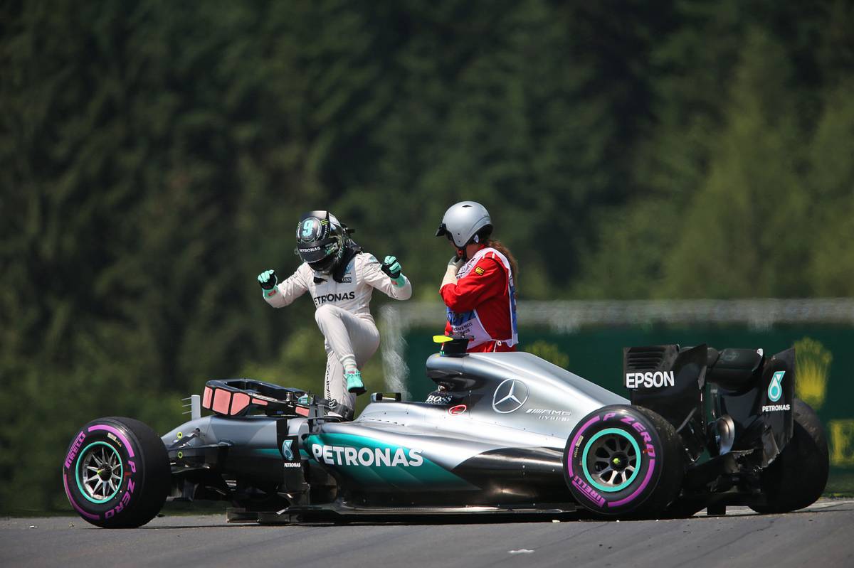 F1 - ROSBERG AUTÓJÁBAN IS VÁLTÓT KELL CSERÉLNI, ÖTHELYES RAJTBÜNTETÉST KAP!