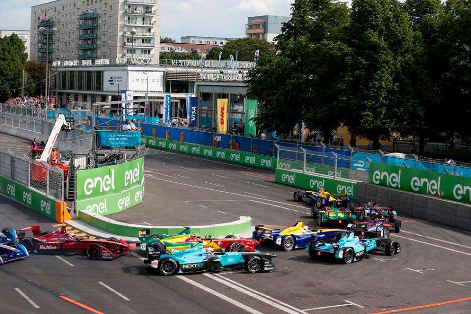 FE - AZ EPRIX-N HASZNÁLT BETONFALAKKAL PRÓBÁLJÁK MEGELŐZNI AZ ÚJABB TERRORTÁMADÁST BERLINBEN