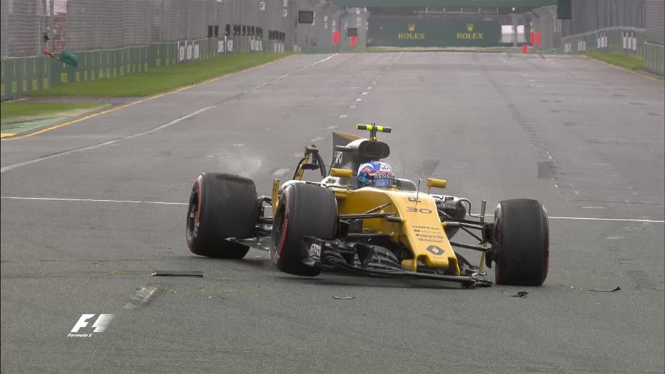 Jolyon Palmer számára nem indult jól a hétvége: azok után, hogy váltóhibák miatt az első edzésen csupán hat kör megtételére volt képes a Renault britje, a második tréninget már 4 kör és 25 perc után abbahagyta. A Renault szerelői hosszú órák várnak, Palmer számára pedig egy intenzív szombat reggel.