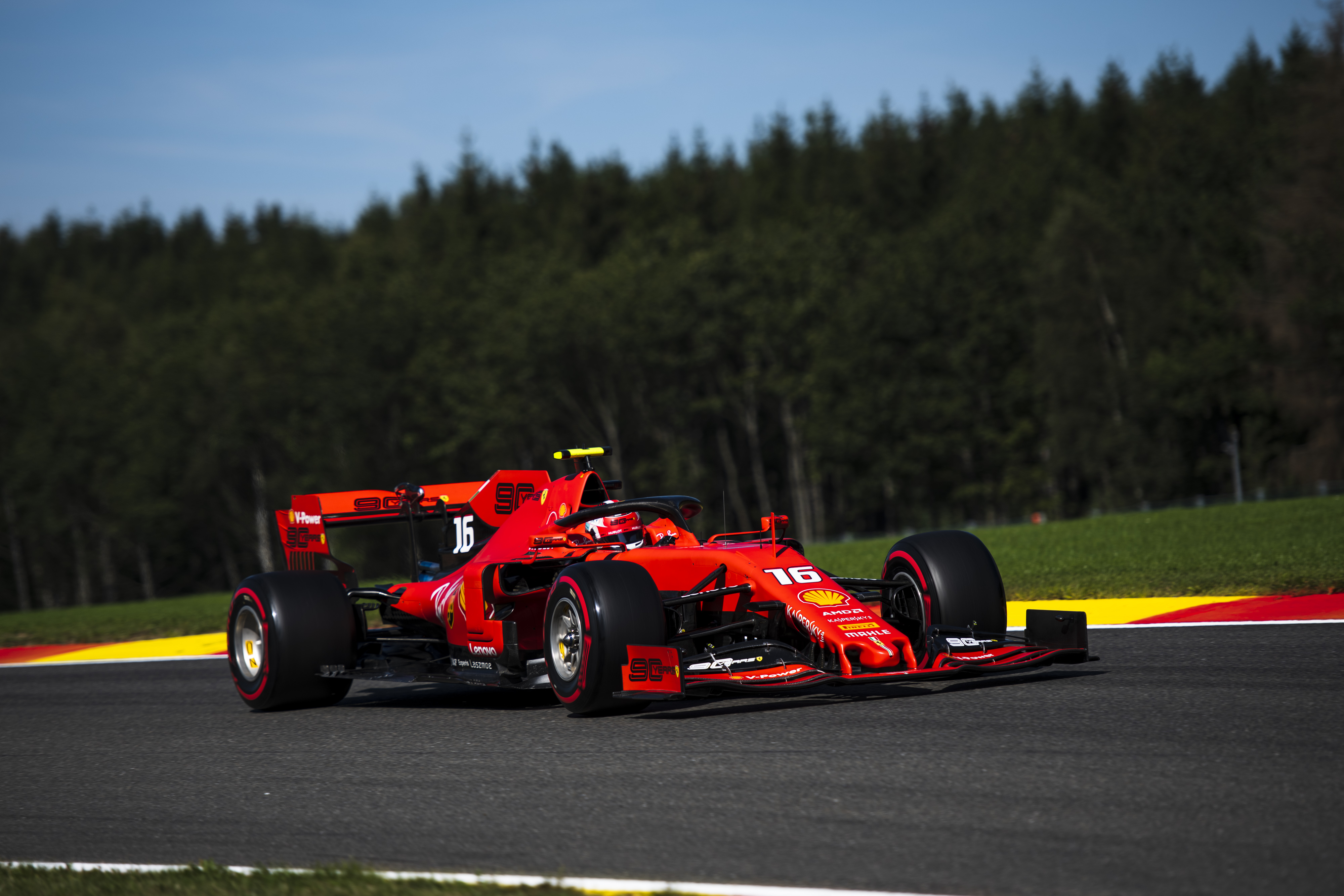 F1: Leclerc-ék az élen, Hamilton a falban a harmadik edzésen