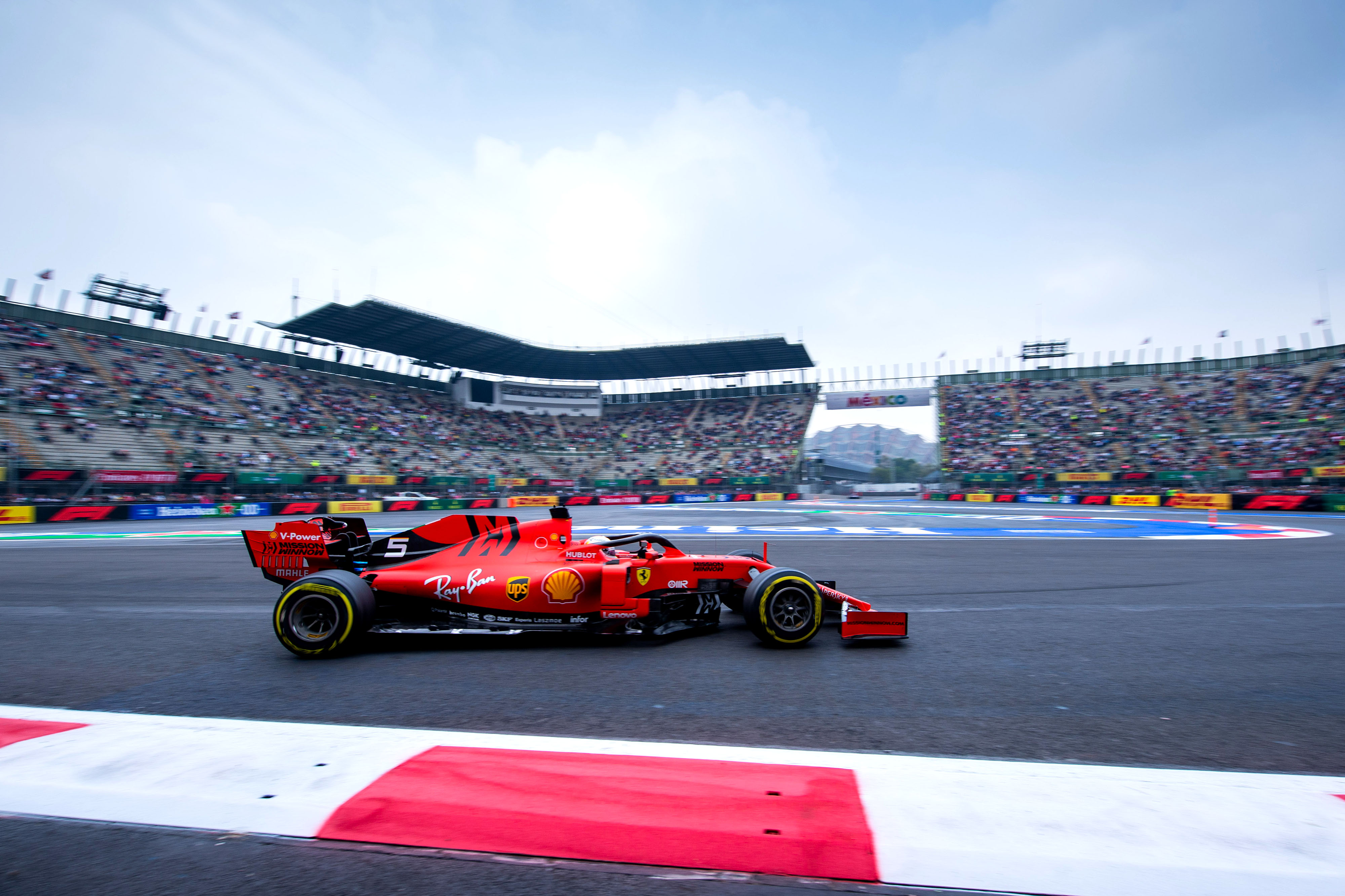 Формула 1 новости сегодня результаты. Grand prix f1. Болид Феттеля Феррари. Ferrari f1 Sebastian Vettel Bolide. Гран при формула 1.
