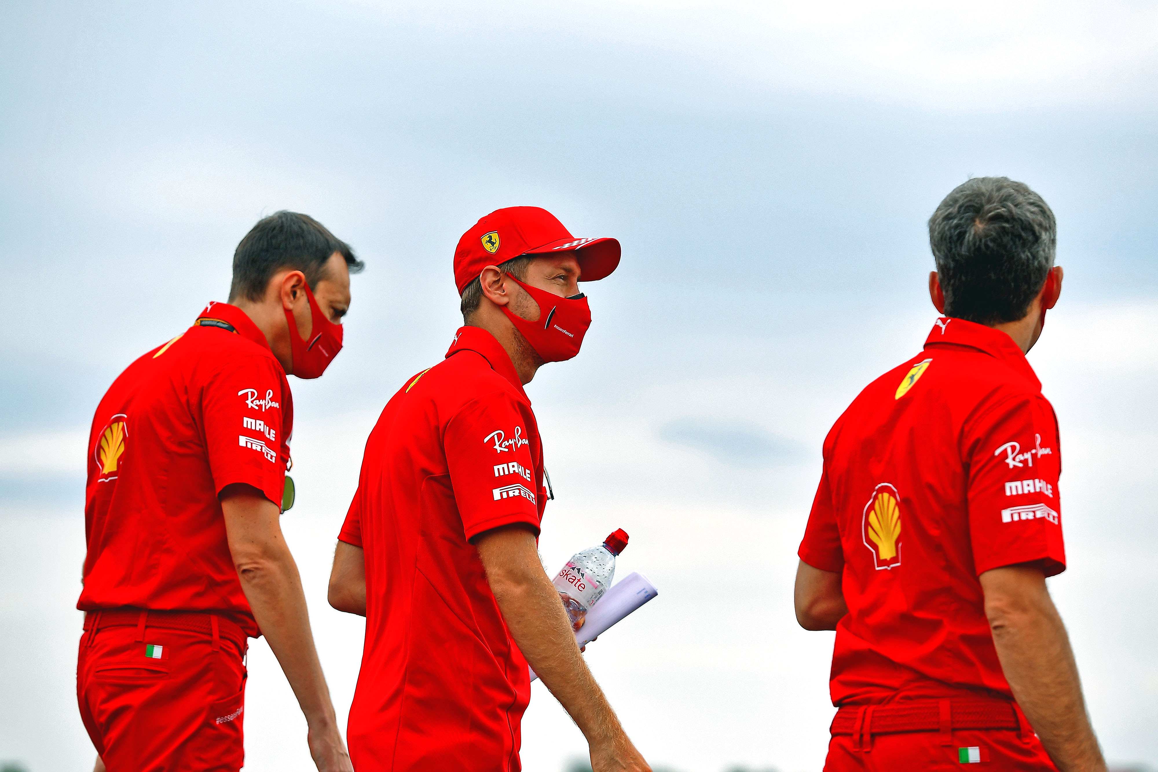 És nincs kecmec, se kibuvó: még pályabejárás közben is kell a maszk. Senki sem húzhatja ki magát ez alól, legyen szó akár Sebastian Vettelről...<br /><br />Fotó: Scuderia Ferrari Press Office