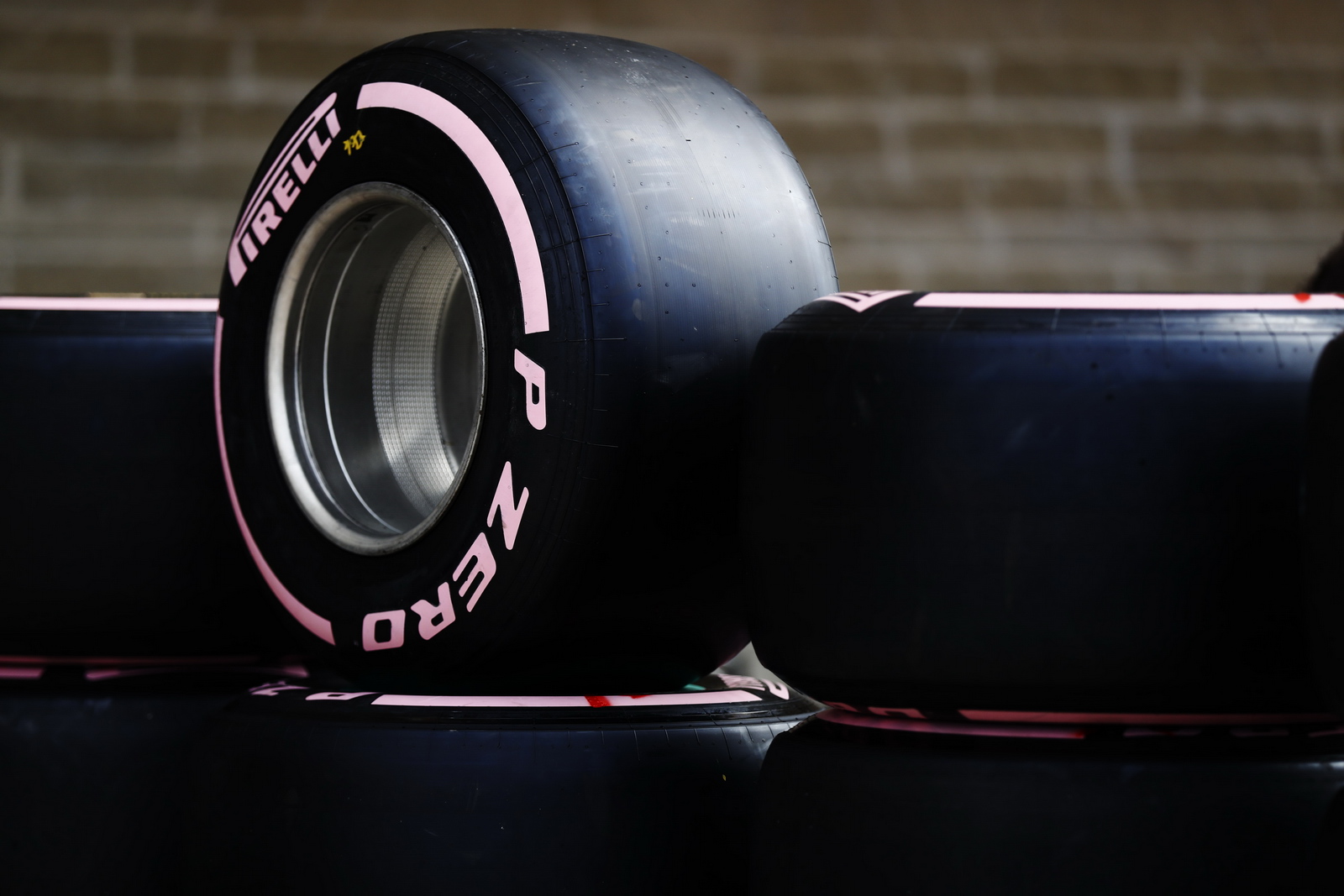 F1 - BEMUTATTA A 2018. ÉVI LEGLÁGYABB GUMIJÁT A PIRELLI