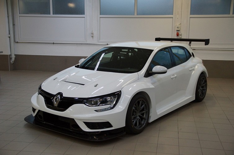 TCR - A RENAULT IS MEGÉRKEZETT A FEDÉLZETRE