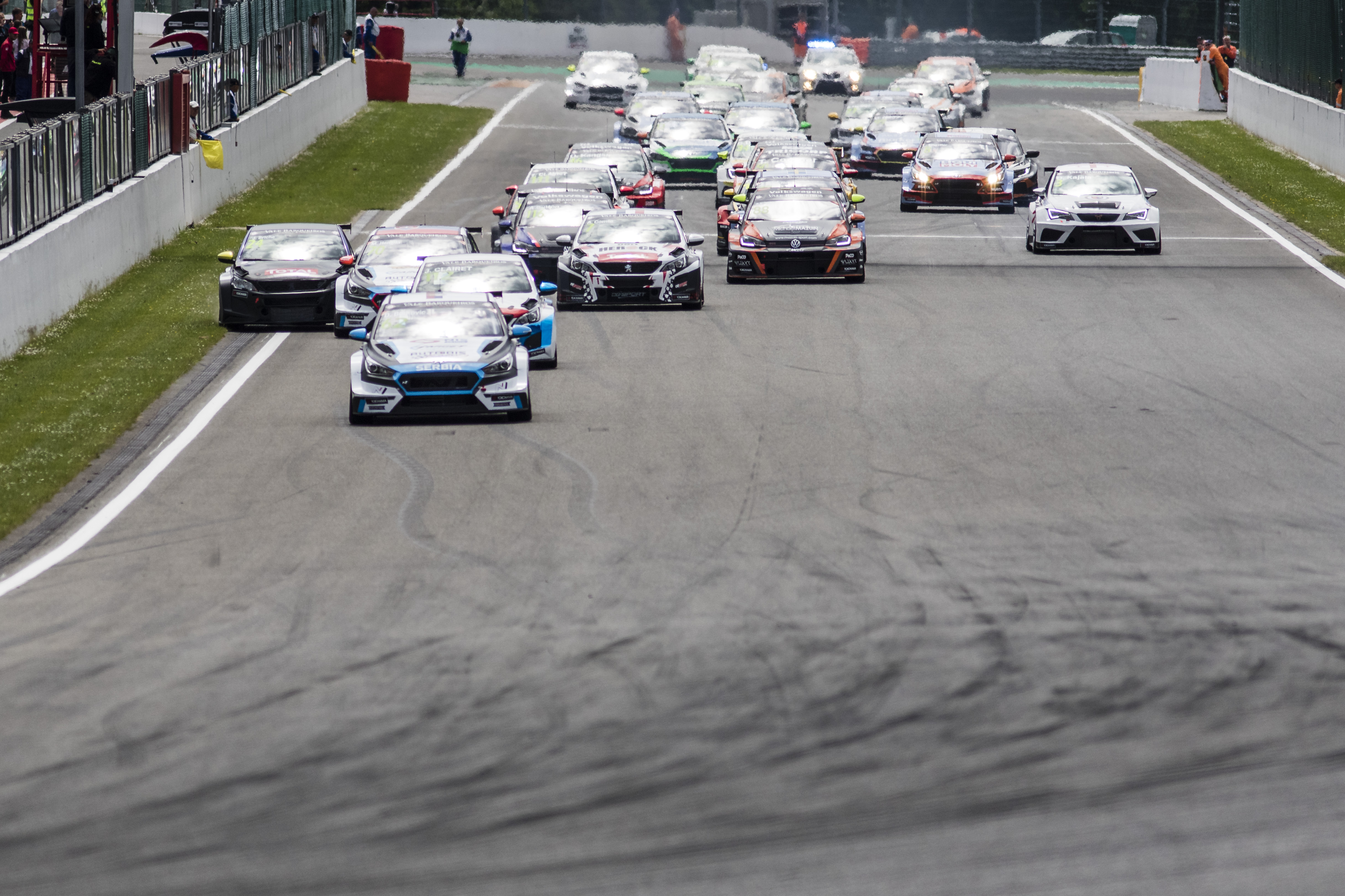 2019-2019_spa-francorchamps_race_2---2019_eur_spa_r2_start_1.jpg