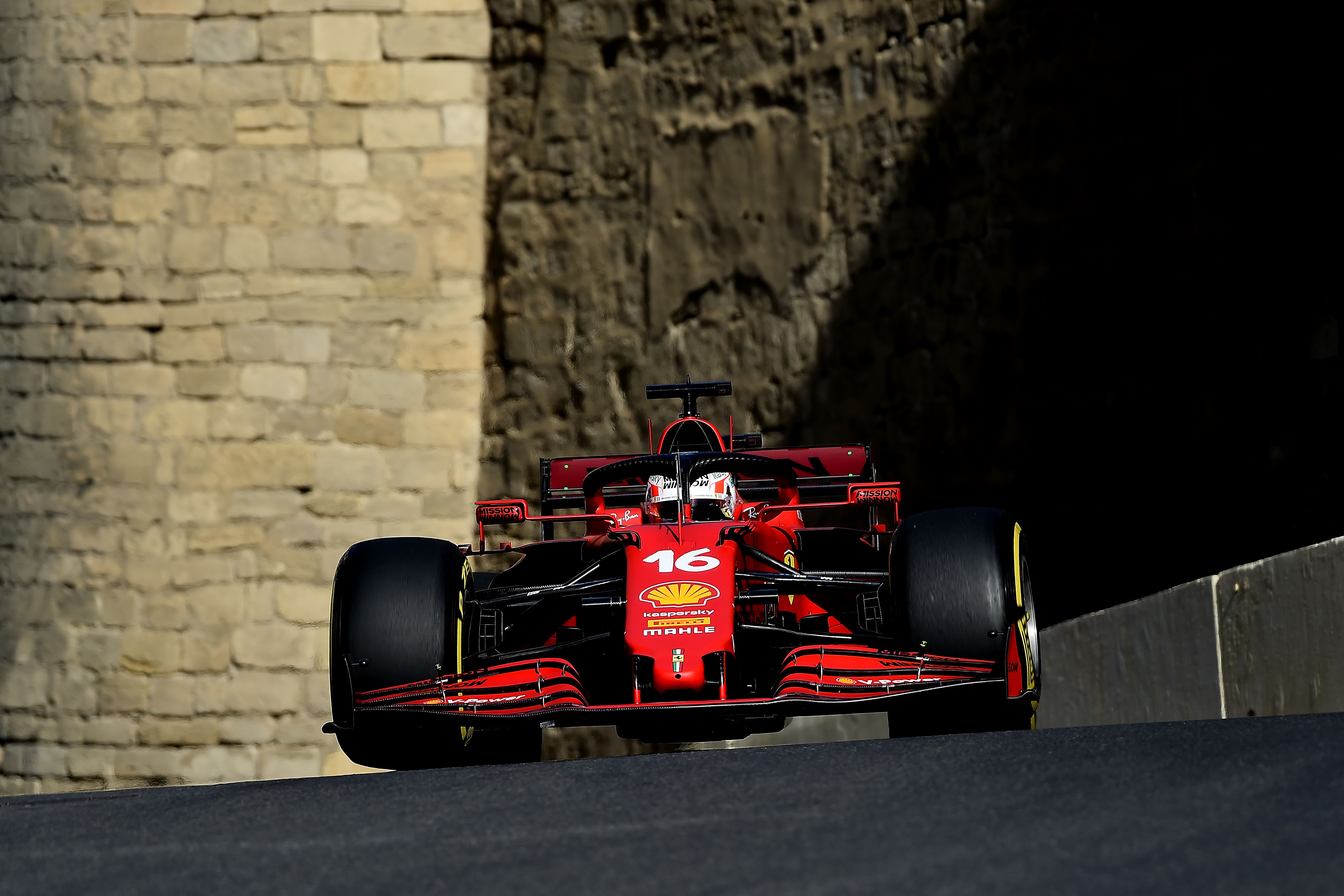 F1: Káosz az időmérőn, Leclerc indul az élről Bakuban