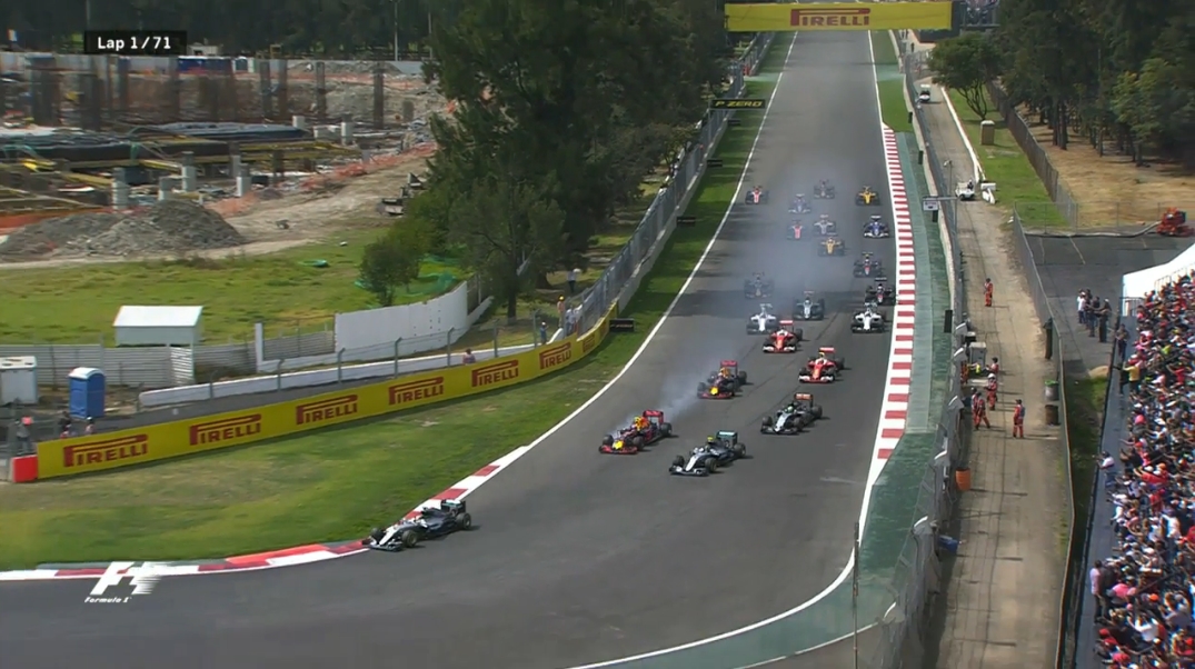 Hamilton itt már biztosan nem tudja bevenni a kanyart, közben Verstappen beteszi a Red Bull-ját Rosberg mellé.