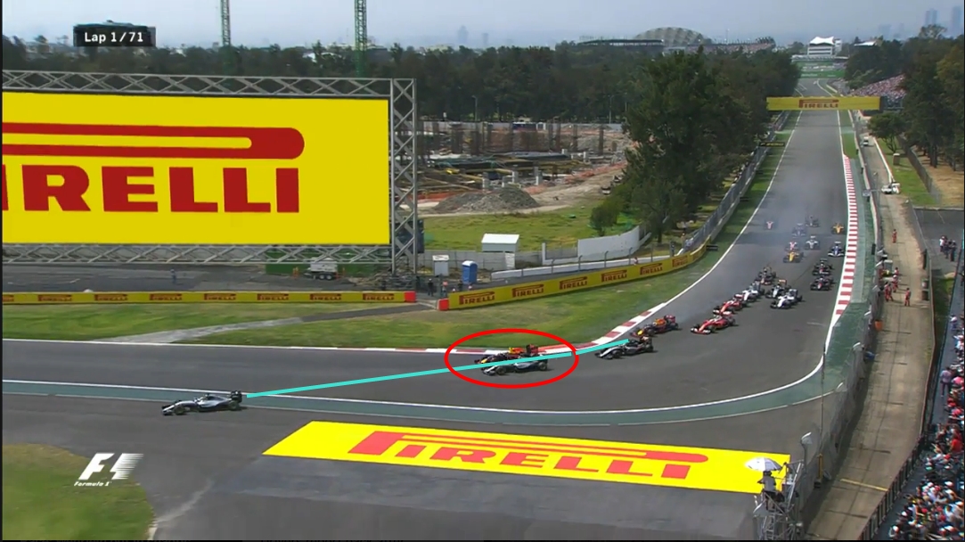 Hamilton elindul a saját maga útvonalán, Verstappen kivezeti Rosberget.