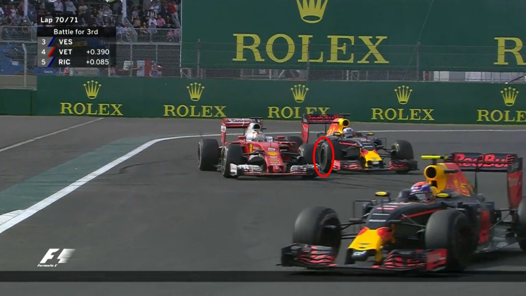 Itt pedig Vettel visszaszerezte a pozíciót.<br />A bekarikázott rész pedig azt hivatott jelezni, hogy a kontakt következtében még a felirat is lekopott a gumiról. Ez pedig azért is kiemelendő dolog, mert a Sky közvetítésében azt mondta David Croft, hogy nem ért össze a két pilóta.