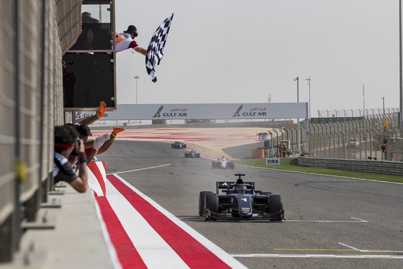 F2 - DE VRIES HIÁBA PRÓBÁLKOZOTT A LECLERC-TAKTIKÁVAL, MARKELOV NYERTE A SPRINTFUTAMOT