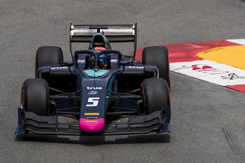 F2 - HARMADJÁRA IS BEHÚZTA A POLE-T ALBON, MINDKÉT CARLIN ÜTKÖZÖTT