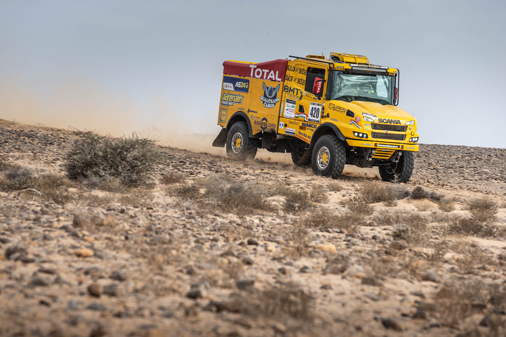 Féltávnál az élmezőnyben a magyar trió az Africa Eco Race-en