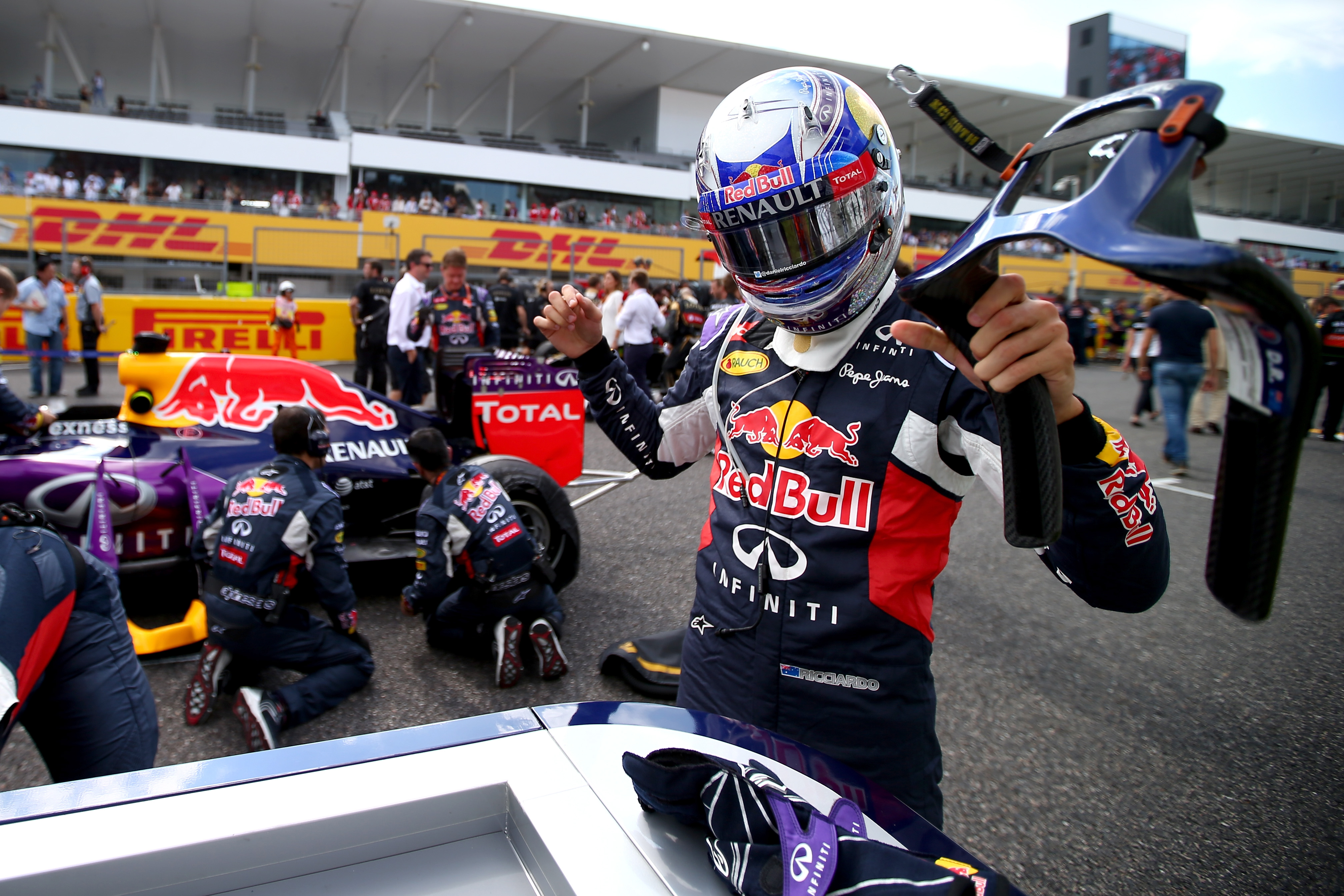 Daniel Ricciardo éppen felveszi a HANS-t a 2015-ös Japán Nagydíj előtt.<br />Fotó: Getty Images / Red Bull Content Pool