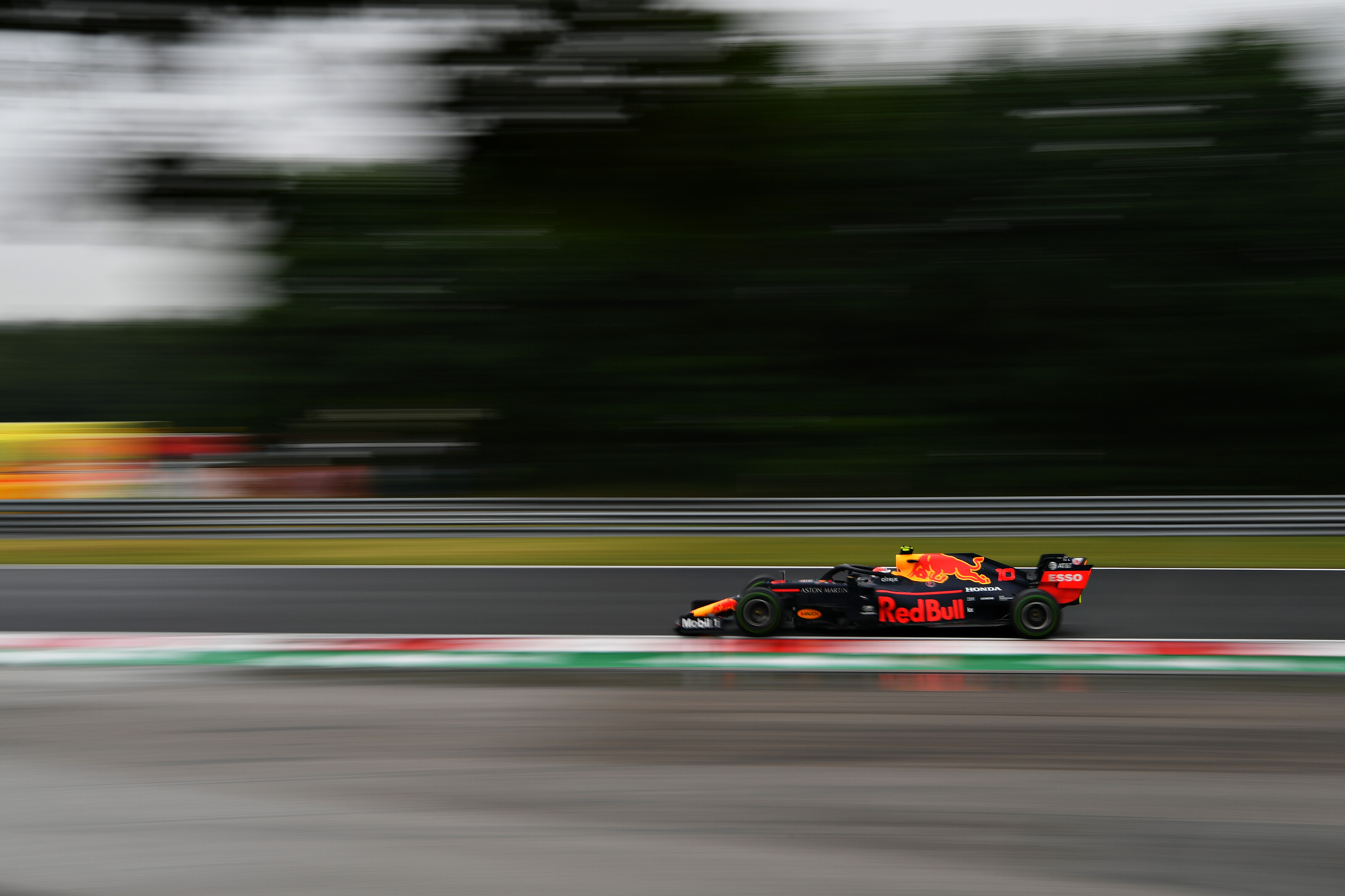 F1: Kettős Red Bull-vezetés az esőben