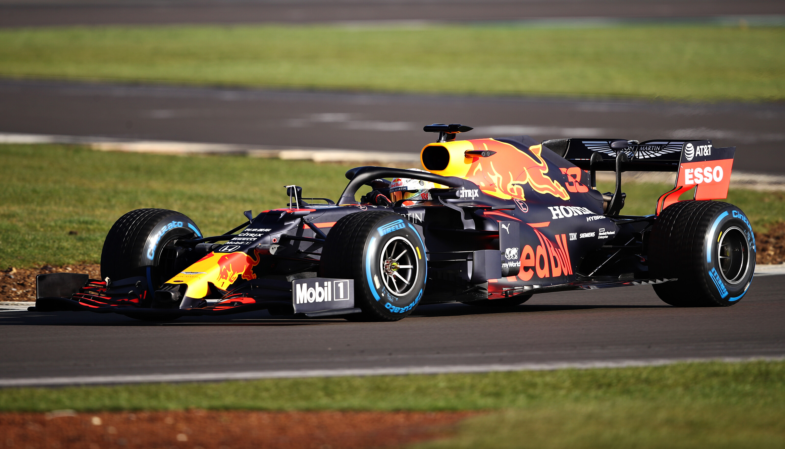 F1: Megérkezett az új Red Bull, az RB16-os – képek