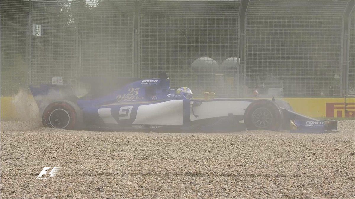 Az utolsó öt percben Marcus Ericsson kötött ki a sóderágyban a Sauber-Ferrarival a hatos kanyarban. Legalább nem bukott sokat a kicsúszással a svéd.