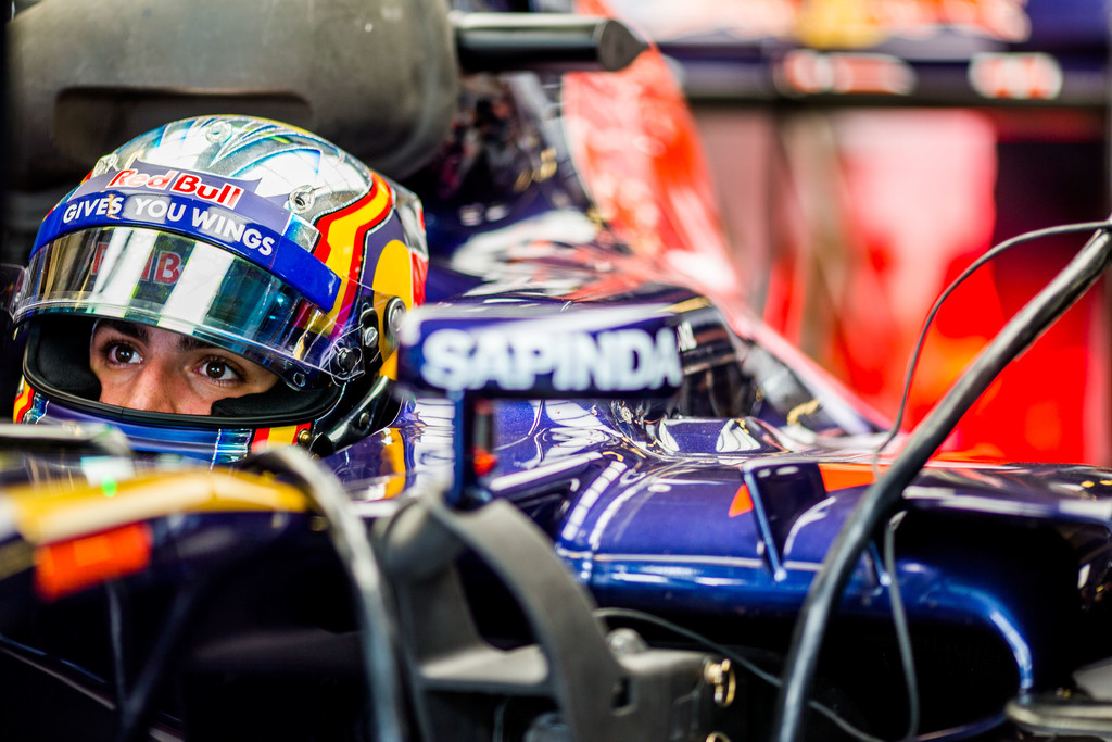 carlos_sainz_f1_grand_prix_abu_dhabi_practice_hgvrekbr2a8x.jpg