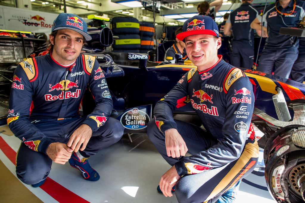 F1 - VERSTAPPEN MEGVÉTÓZHATJA, HOGY ISMÉT SAINZ JR. LEGYEN A CSAPATTÁRSA?