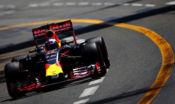 F1 - RED BULL-ELSŐSÉG A MÁSODIK EDZÉSEN, ÚJABB BALESETEK