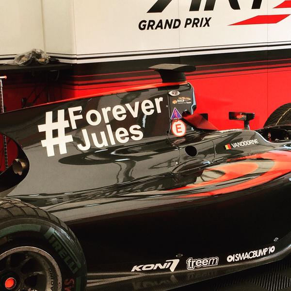 Az éllovas Vandoorne autójáról sem hiányzott a Jules Bianchinak üzenő hashtag.