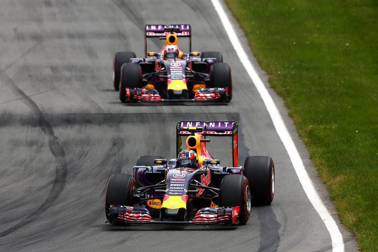 F1 - A RED BULL ÉS A RENAULT SZINGAPÚRBAN TÁRGYALÓASZTALHOZ ÜL