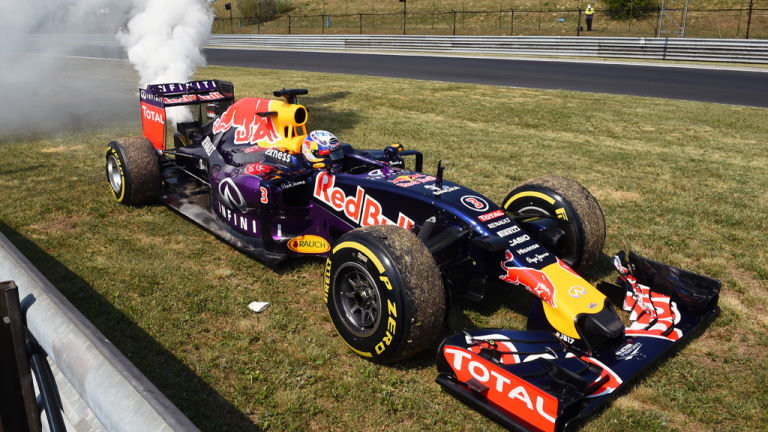 daniel-ricciardo-engine-failure-2015-hungarian-gp_3329016.jpg