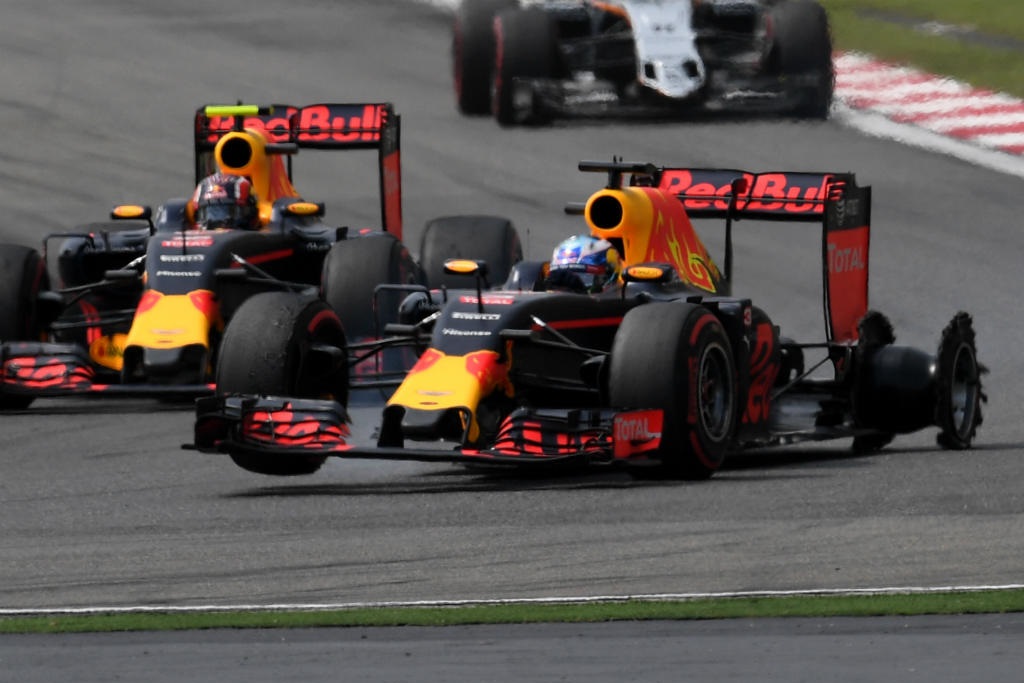 daniel-ricciardo-red-bull-tag-heuer-rb12-china-gp-f1-2016_-race-tyre-failure.jpg