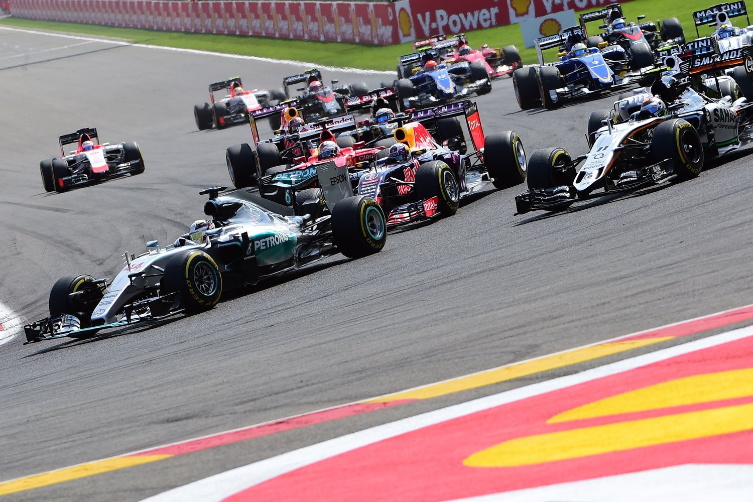 drivers-enter-the-first-turn-at-spa-during-the-2015-belgian-f1-grand-prix.jpg