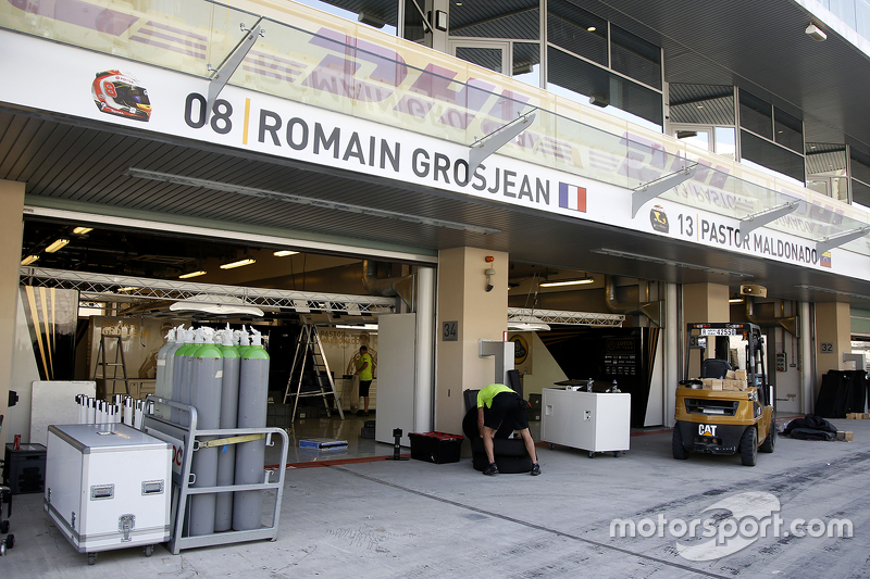 f1-abu-dhabi-gp-2015-lotus-f1-team-pit-garages.jpg