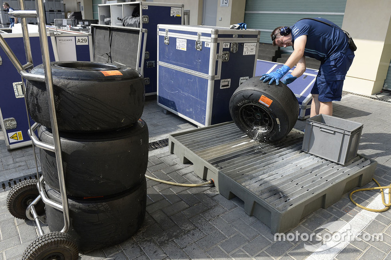 f1-abu-dhabi-november-testing-2015-an-engineer-with-pirelli-tires.jpg