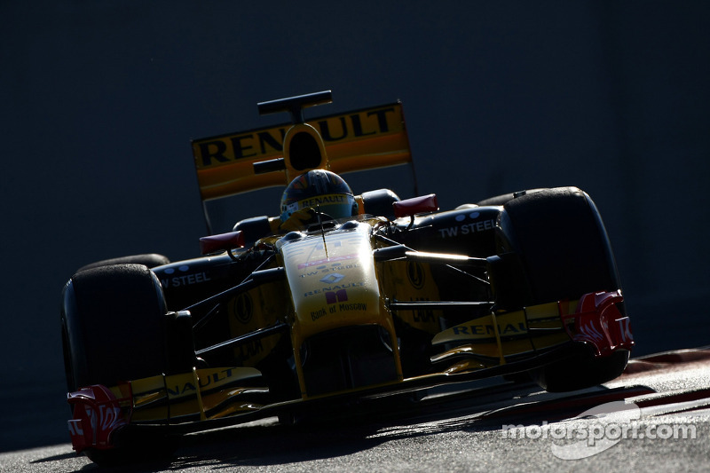 f1-abu-dhabi-pirelli-test-2010-robert-kubica-renault-f1-team.jpg