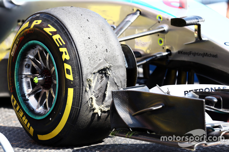 f1-belgian-gp-2015-a-damaged-pirelli-tyre-on-the-mercedes-amg-f1-w06-of-nico-rosberg-merce.jpg