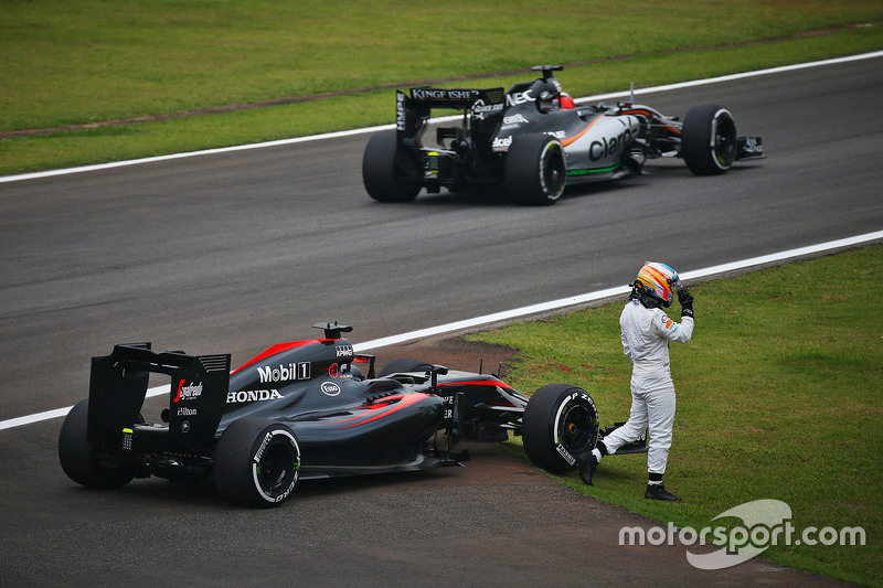 f1-brazilian-gp-2015-fernando-alonso-mclaren-mp4-30-stops-on-the-circuit.jpg